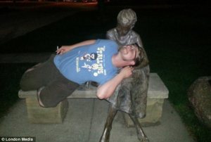 article-2386882-1B33090C000005DC-783_634x428