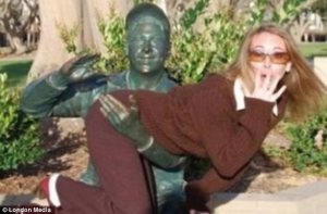 article-2386882-1B33094D000005DC-112_634x417